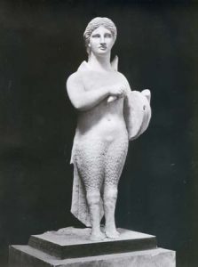 Sirena - estatua de una tumba del cementerio Dipylon en Atenas, Grecia (siglo IV a.C.)