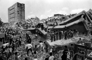 This image depicts the severe damage that resulted from the Earthquake of 1995.