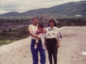 Adrián's family at the Pyramids of Teotihuacán.