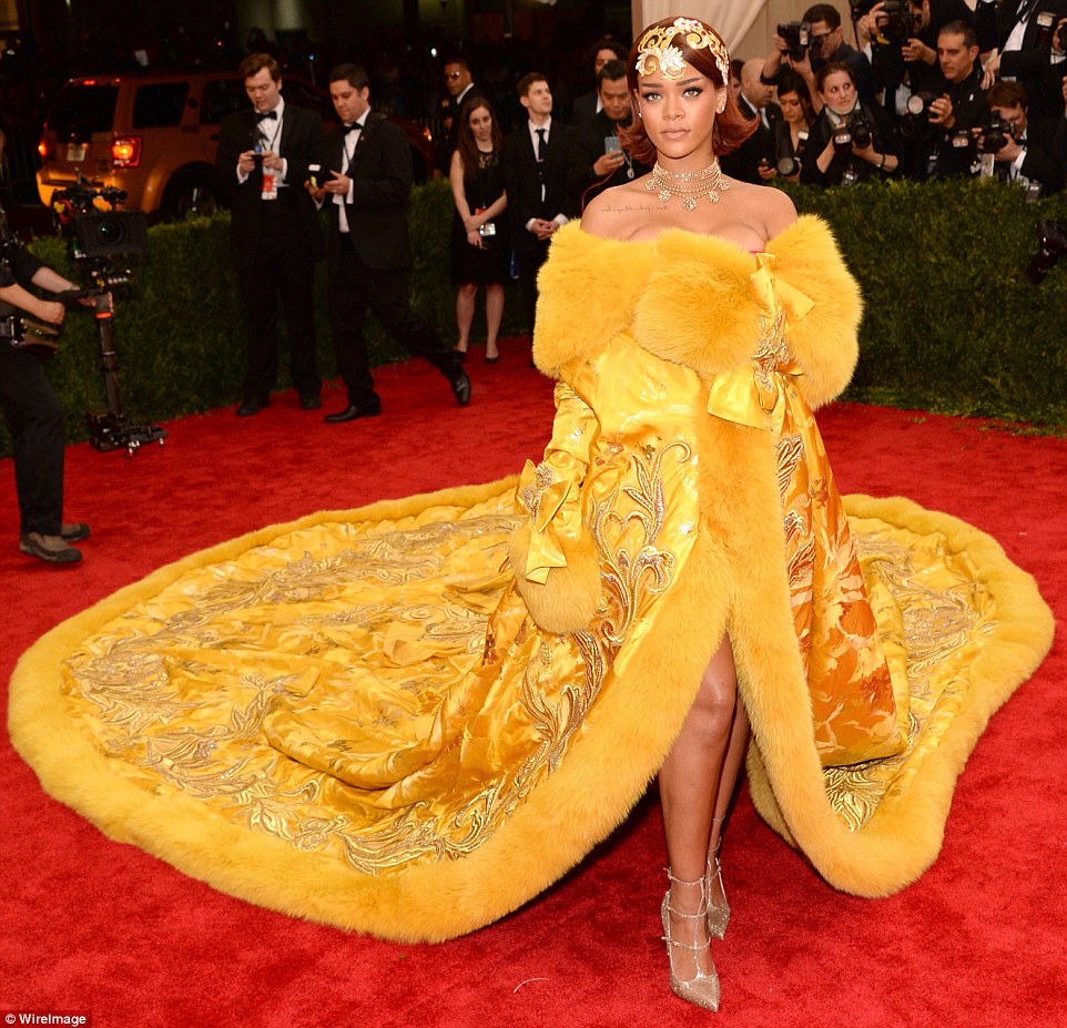 http://www.dailymail.co.uk/tvshowbiz/article-3068167/Rihanna-steals-HUGE-bright-yellow-gown-Chinese-themed-Met-Gala.html